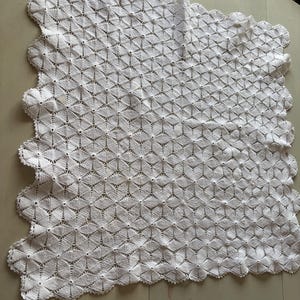 Stor vit handvirkad bordsduk 87 x 94 cm – Vintage fyrkantig bordsduk i bomullsspets – Bondgårdsinredning