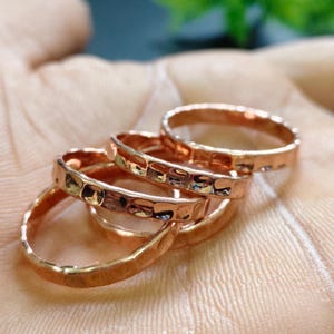 Conjunto de anillos de banda martillada de cobre puro macizo, joyería hecha a mano para ella.