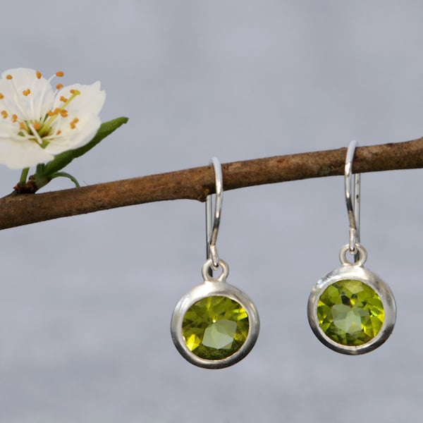 Peridot örhängen i silver, present till henne gröna ädelstensörhängen