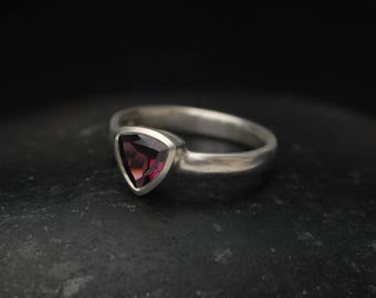 Anillo de plata con granate rodolita engastado en forma de triángulo, regalo para ella