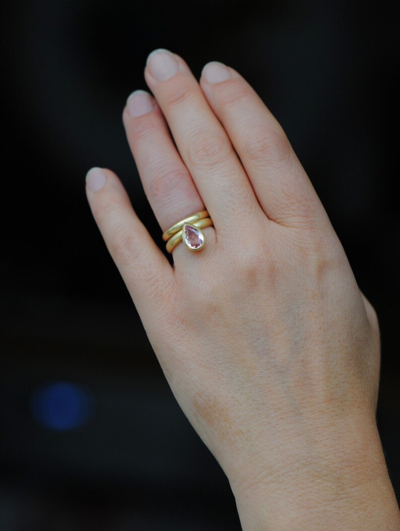 Pear Morganite Wedding Set in 18K Gold, Pear Cut Morganite Engagement Ring image 4