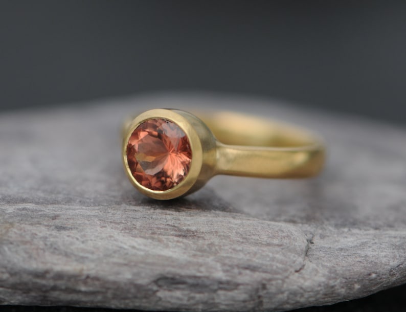 Oregon Sunstone Ring in 18K Gold, Peach Gemstone Ring 18K Yellow Gold