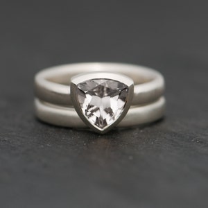 Conjunto de boda con topacio blanco Trillion: anillo de compromiso con topacio blanco y alianza de boda a juego