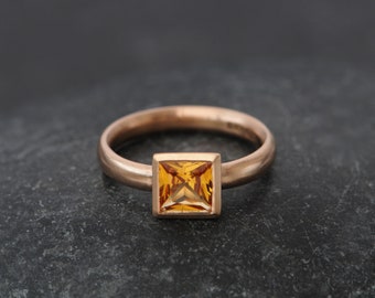 Bague de fiançailles en saphir jaune Princess Cut en or 18 carats