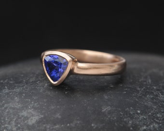 Tanzanite Trillion Ring in 18K Gold - Blue Gem Trilliant Ring