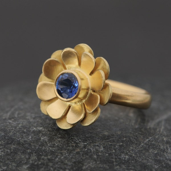 Flower Ring with Blue Sapphire in 18K Gold - Sapphire Daisy Ring Gift For Her