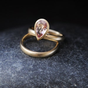 Pear Morganite Wedding Set in 18K Gold, Pear Cut Morganite Engagement Ring image 2