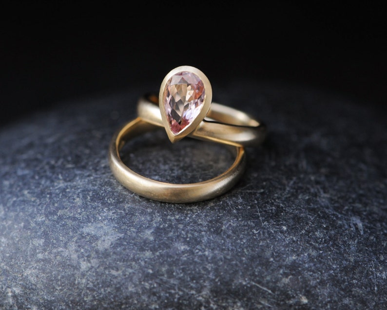 Pear Morganite Wedding Set in 18K Gold, Pear Cut Morganite Engagement Ring image 2