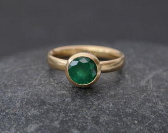 Emerald Solitaire Ring in 18K Gold - Natural Emerald Engagement Ring Gold