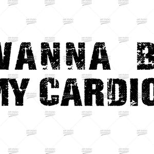 Può includere: Testo nero su sfondo bianco: "WANNA BE MY CARDIO?" scritto su due righe con un carattere grunge. Il punto interrogativo è alla fine della seconda riga.