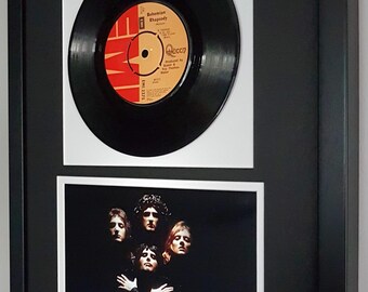 Vinile originale da 7 pollici di Boho Rhapsody dei Queen, incorniciato e montato con cura.