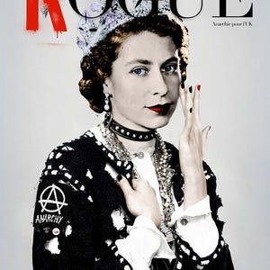 Puede incluir: Una portada de revista con un retrato de la reina Isabel II, con elementos punk. La palabra "ROGUE" se muestra en letras negras grandes con una "R" pintada en rojo. La reina lleva una corona, un collar de gargantilla y una chaqueta negra con un parche de "ANARCHY".