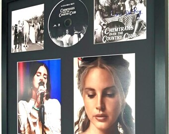 CD di Lana Del Rey autografato, incorniciato e montato su supporto, edizione limitata molto rara.
