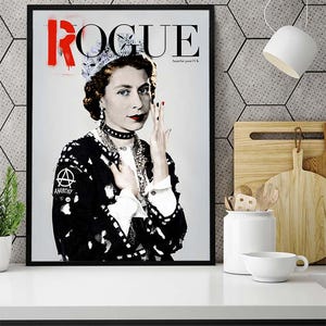 Puede incluir: Impresi&oacute;n art&iacute;stica enmarcada con una imagen en blanco y negro de una mujer con corona, estilizada como portada de revista. La palabra "ROGUE" est&aacute; en letras grandes con acentos rojos. La mujer lleva una chaqueta negra con un parche de "Anarchy".