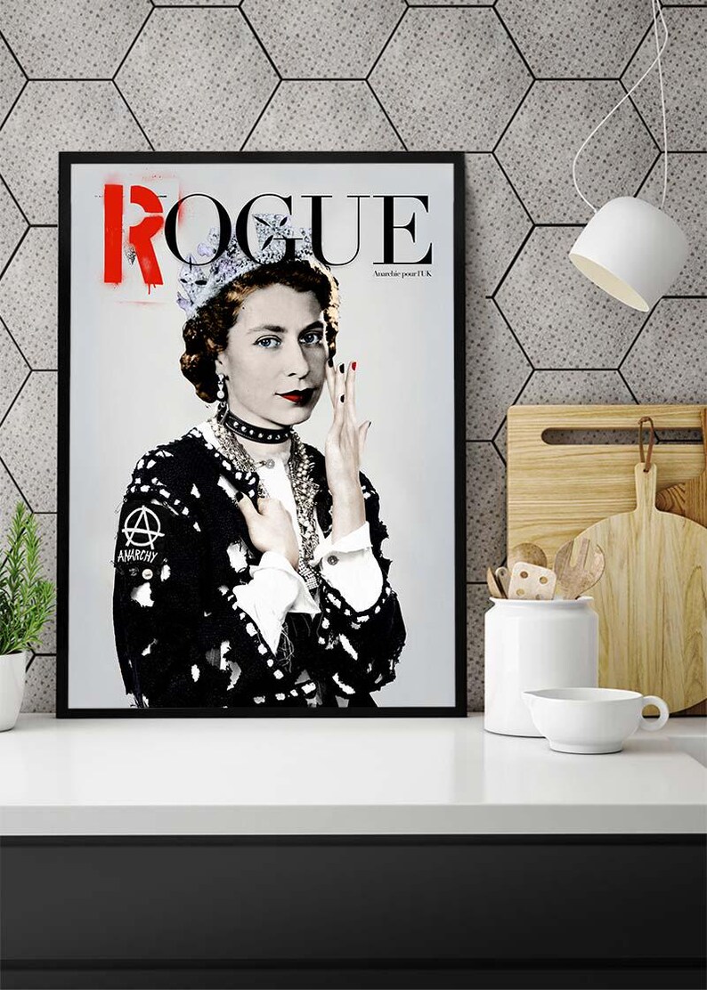 Puede incluir: Impresi&oacute;n art&iacute;stica enmarcada con una imagen en blanco y negro de una mujer con corona, estilizada como portada de revista. La palabra "ROGUE" est&aacute; en letras grandes con acentos rojos. La mujer lleva una chaqueta negra con un parche de "Anarchy".