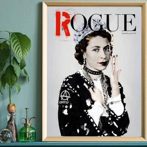 Puede incluir: Impresi&oacute;n art&iacute;stica enmarcada que presenta un retrato punk de la reina Isabel II. La imagen es una parodia de una portada de revista, con la palabra "ROGUE" en rojo y negro. La reina lleva una corona, un collar de gargantilla y una chaqueta con un s&iacute;mbolo de anarqu&iacute;a.