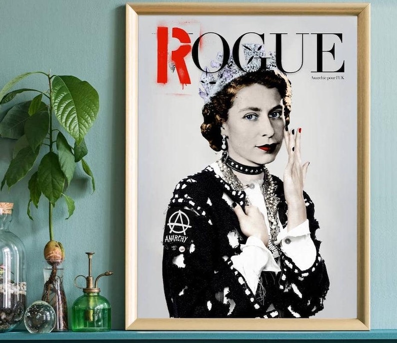 Puede incluir: Impresi&oacute;n art&iacute;stica enmarcada que presenta un retrato punk de la reina Isabel II. La imagen es una parodia de una portada de revista, con la palabra "ROGUE" en rojo y negro. La reina lleva una corona, un collar de gargantilla y una chaqueta con un s&iacute;mbolo de anarqu&iacute;a.