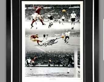 Poster in edizione limitata dei Mondiali di calcio dell'Inghilterra del 1966, autografato da Sir Geoff Hurst, montato e incorniciato.