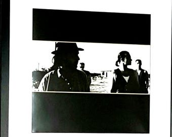 Copertina originale dell'album The Joshua Tree degli U2, incorniciata e montata.