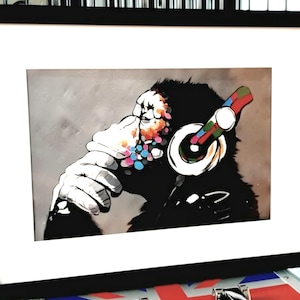 Impresión de Banksy DJ Monkey, enmarcada y montada, arte de pared hecho en el Reino Unido