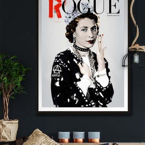Puede incluir: Impresi&oacute;n art&iacute;stica enmarcada que representa a la reina Isabel II al estilo de una portada de revista. La palabra "ROGUE" est&aacute; en rojo, con la reina luciendo una corona y una chaqueta negra con un parche de "ANARCHY". La imagen es en blanco y negro.
