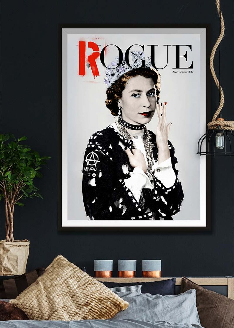 Puede incluir: Impresi&oacute;n art&iacute;stica enmarcada que representa a la reina Isabel II al estilo de una portada de revista. La palabra "ROGUE" est&aacute; en rojo, con la reina luciendo una corona y una chaqueta negra con un parche de "ANARCHY". La imagen es en blanco y negro.