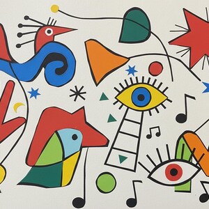 Op de afbeelding: Abstracte kunstprint met kleurrijke vormen en symbolen. Bevat een rode hand, een blauwe vogel, een geel oog en muzieknoten. Het kunstwerk heeft een grillige stijl, met een witte achtergrond en felle kleuren.