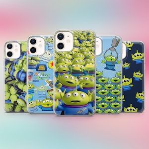 Op de afbeelding: Vijf telefoonhoesjes met ontwerpen van de Little Green Men uit de film Toy Story. De hoesjes tonen verschillende ontwerpen, waaronder de aliens, het Pizza Planet-logo en een grijpmachine. De hoesjes hebben een transparante rand.