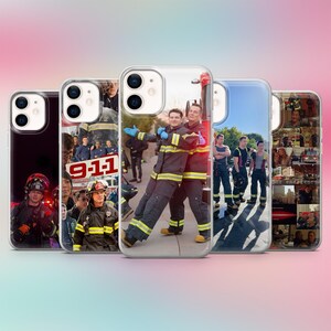 Puede incluir: Una colección de fundas transparentes para teléfonos con imágenes de bomberos. Las fundas muestran varias escenas, incluyendo fotos de grupo, retratos individuales y el texto "9-1-1". Las fundas tienen un acabado brillante y están diseñadas para teléfonos inteligentes.