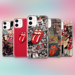 Puede incluir: Varias fundas para teléfono con el icónico logo de la lengua y los labios de los Rolling Stones. Los diseños incluyen una funda roja con el logo, un collage de imágenes y portadas de álbumes. Las fundas son transparentes y tienen un acabado brillante.
