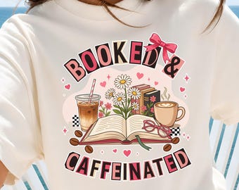 Booked & Caffeinated Girly Bookish Kaffeeliebhaber PNG, Preppy, Buchclub, Bücherwurm, trendiges Shirt Sublimationsdesign, UV DTF, digitaler Download