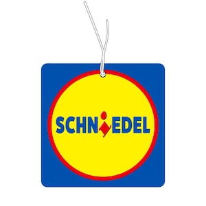 Op de afbeelding: Een vierkante luchtverfrisser met een blauwe achtergrond en een centrale gele cirkel met een rode rand. De tekst SCHN EDEL staat in het blauw op de gele cirkel, met een rode ruit en een ovaal tussen de twee woorden.