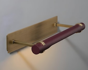 Lámpara de pared de estilo italiano Stilnovo, moderna, con base de latón en bruto y pantalla cilíndrica, ideal para cuadros de mediados de siglo.