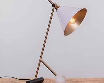 Lámpara de escritorio italiana estilo Stilnovo de los años 50, lámpara de mesa moderna de mediados de siglo con base de mármol, lámpara de estudio de mesita de noche blanca y latón.