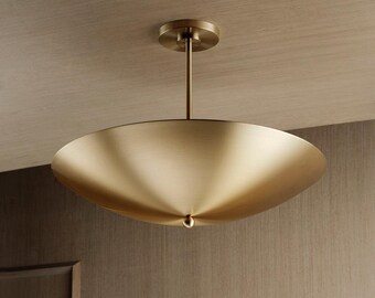 Lustre Sputnik moderno em latão, luminária de teto embutida com 6 lâmpadas, estilo moderno de meados do século XX, iluminação em latão perfurado.