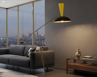 Lámpara de pie de latón de estilo moderno de mediados de siglo, lámpara de lectura ajustable estilo Stilnovo italiano, lámpara de pie vintage con pantalla cónica negra y amarilla.