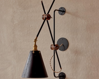Handgefertigte Leder & Messing Wandleuchte: Mid-Century Modern Schwarz Leder Leder Anmut Gelenk Wandleuchte, Hardwired.
