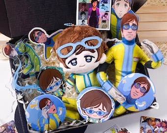 Dispatch Game Z-Team Water Boy Plyschdocka Presentask Set | Abstrakt Plysch, Akrylställ, Nyckelring och Nål, Handgjord Fanmerchandise