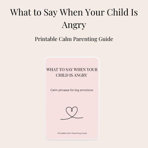 Può includere: Una guida stampabile rosa chiaro intitolata "Cosa dire quando tuo figlio è arrabbiato". La guida include il testo "Frasi calme per grandi emozioni" e un disegno a tratto di un cuore. La guida è per la genitorialità calma stampabile.
