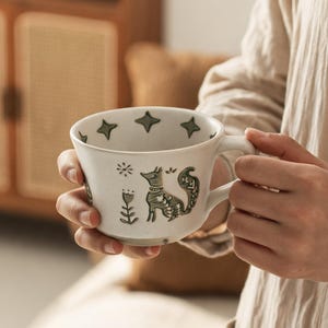Räv folkkonst keramikmugg, 300ml nyckfull skogsdjursmugg, salviagrön stjärnmönstrad temugg, Cottagecore-present till henne, nordisk keramik