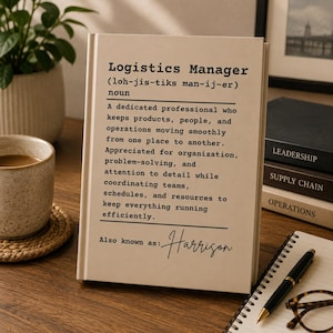 Puede incluir: Un libro beige con texto negro que presenta una definición de diccionario de Logistics Manager, describiendo a un profesional que coordina operaciones y equipos. El texto incluye la ortografía fonética y el nombre Harrison al final.