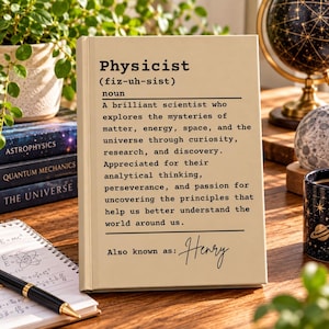 Könnte beinhalten: Ein beigefarbenes Hardcover-Buch mit einer wörterbuchartigen Definition des Wortes Physicist, einschließlich Lautschrift, Substantivklassifizierung und einem beschreibenden Text über wissenschaftliche Forschung, mit dem personalisierten Text Also known as: Henry.