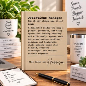 Può includere: Un cartello rettangolare beige che presenta la definizione di Operations Manager in testo nero, inclusa la trascrizione fonetica, un paragrafo descrittivo e il testo personalizzato Also known as: Harrison in un carattere corsivo nero.
