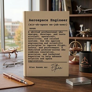 Op de afbeelding: Een rechthoekig beige bureau-bordje met de definitie van een Lucht- en Ruimtevaartingenieur in zwarte tekst. De tekst bevat de fonetische uitspraak, een gedetailleerde functiebeschrijving en de naam Ethan onderaan gedrukt.