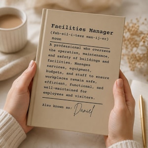 Könnte beinhalten: Ein beigefarbenes Notizbuch mit festem Einband, das eine wörterbuchartige Definition von Facilities Manager in schwarzem Text zeigt. Der Text enthält eine phonetische Aussprache, eine detaillierte Stellenbeschreibung und den handschriftlichen Namen Daniel.