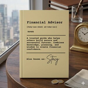 Op de afbeelding: Een beige boek met de woorden "Financial Advisor" in zwarte tekst. De definitie bevat de zin "Also known as: Stacy." Een goudkleurige klok, een pen en munten zijn ook zichtbaar.