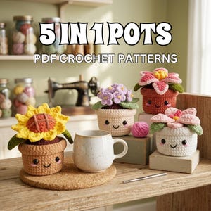 Może przedstawiać: Prezentacja pięciu szydełkowych wzorów doniczek, każda z uśmiechniętą twarzą. Doniczki przedstawiają słonecznik, fioletowe kwiaty i różowe kwiaty. Tekst "5 IN 1 POTS PDF CROCHET PATTERNS" jest wyświetlany nad doniczkami. Obecny jest również biały kubek i szydełko.