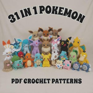 Op de afbeelding: Een verzameling van 31 gehaakte Pokémon-knuffels in verschillende kleuren, waaronder geel, blauw, bruin en roze. De tekst "31 IN 1 POKEMON" en "PDF CROCHET PATTERNS" staat boven en onder de knuffels.