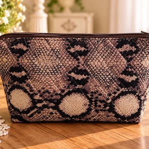 Trousse de maquillage matelassée imprimé python, trousse de toilette aspect velours, accessoire fait main, cadeau femme