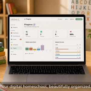 Puede incluir: Un ordenador portátil que muestra el panel de control de educación en casa digital de LittleRoots en su pantalla. La interfaz muestra una página de progreso con métricas, un gráfico de barras de lecciones semanales y una descripción de materias.